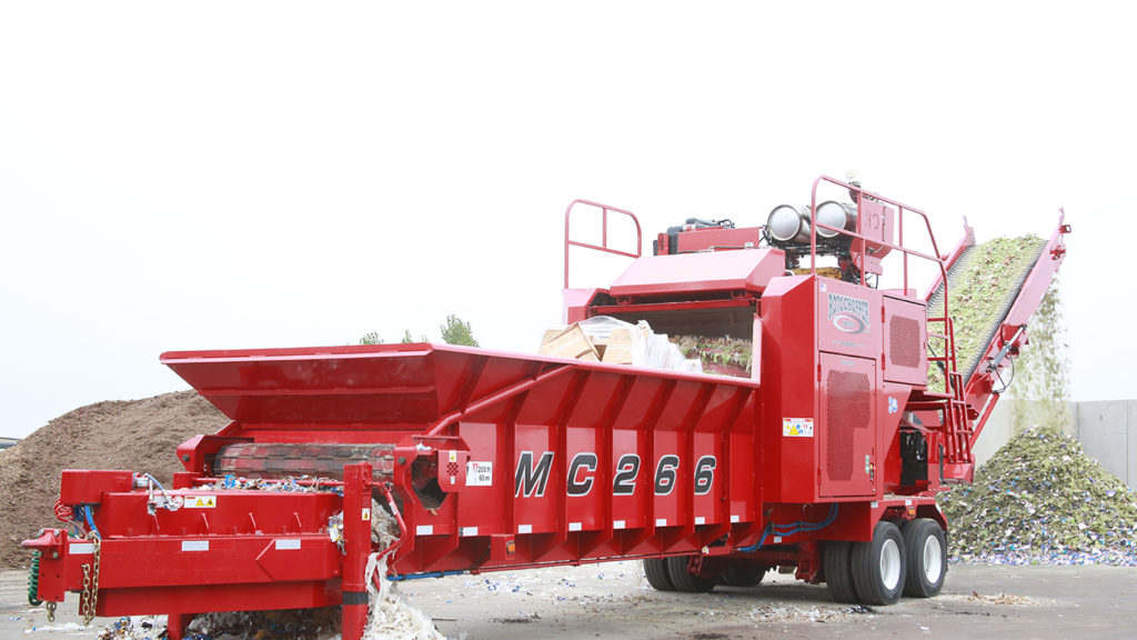 Solid small commercial grinder/shredder for composting and mulch