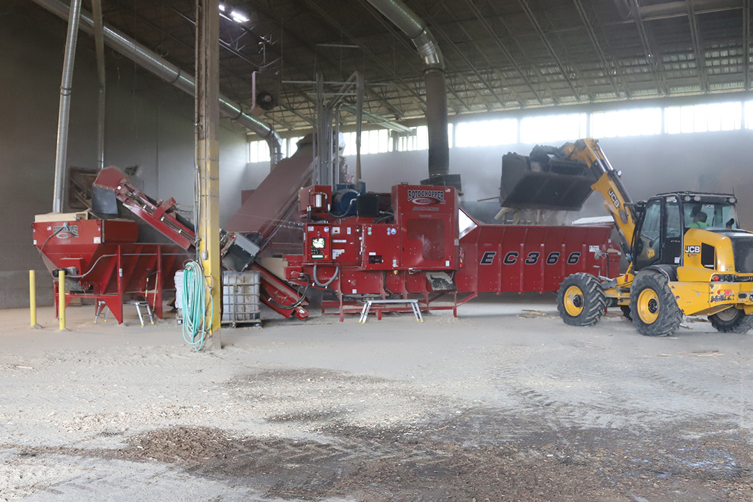 LVM Materials Rotochopper EC-366 Surge Hopper RMT Hammermill Pallets