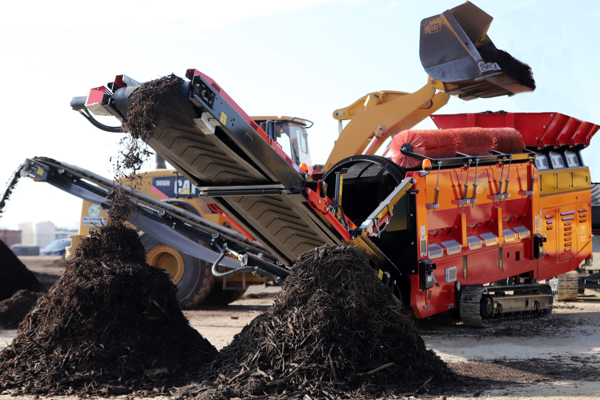 Rotochopper trommel screen equipment processing wood waste.